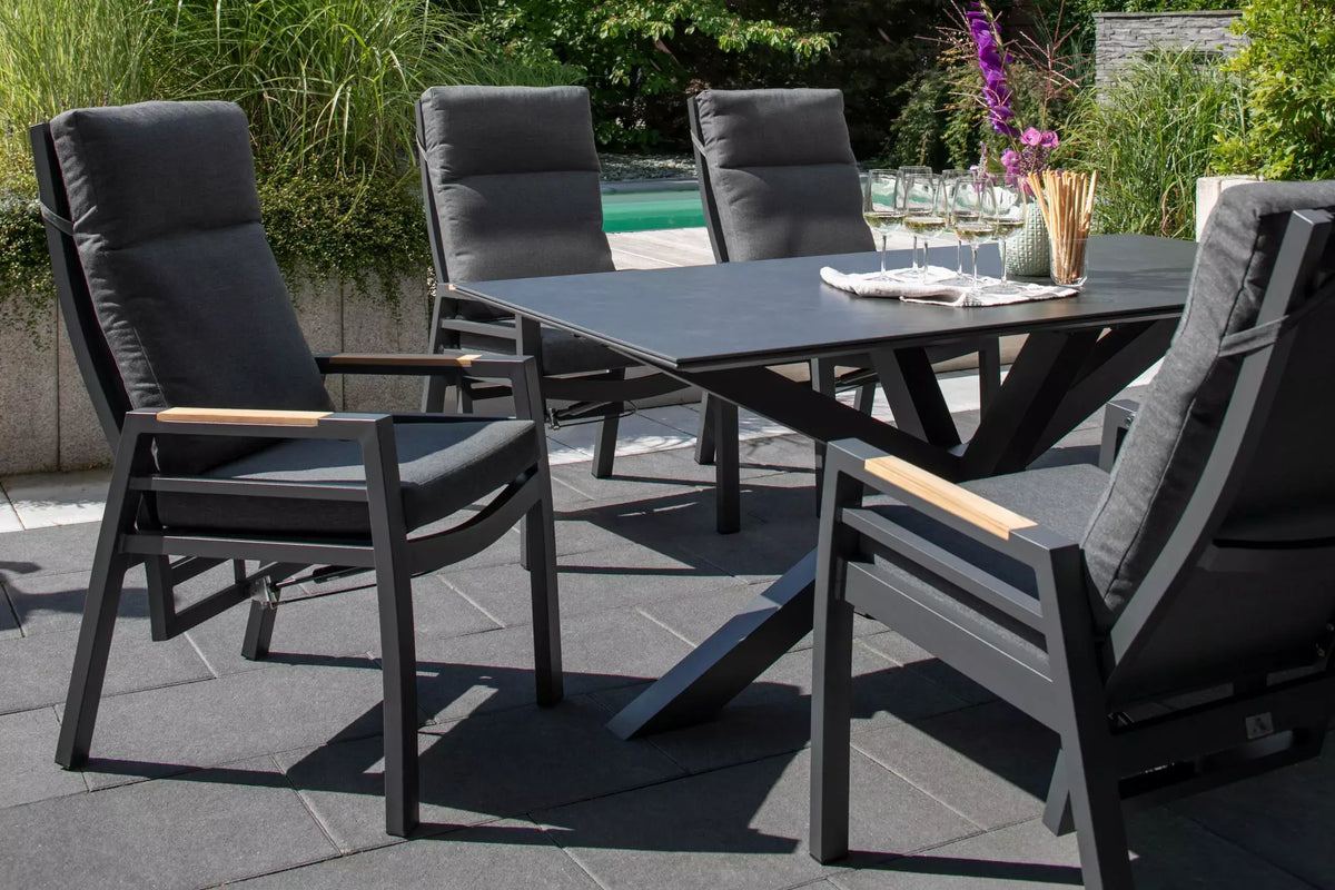 Outdoor-Möbel auf einer Terrasse
